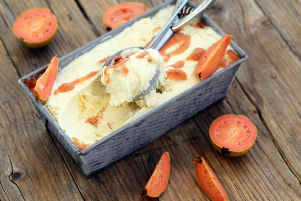 Sorvete de baunilha com goiaba (Imagem: kina8 | Shutterstock)