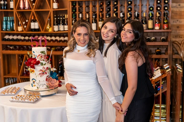 Gisella Rezende de Almeida e as filhas Pietra e Palloma