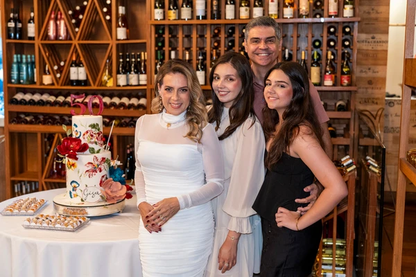 Gisella Rezende de Almeida e Pierre Almeida e as filhas Pietra e Palloma