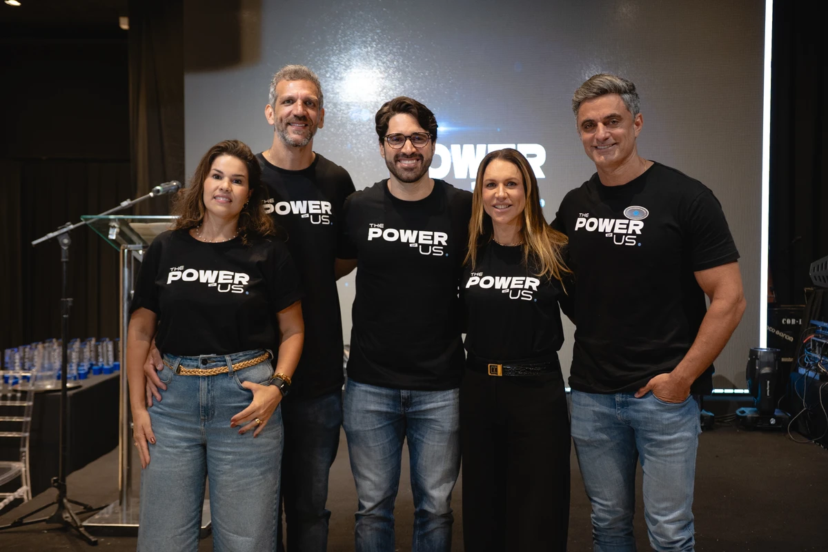 Raquel Máximo (esposa João Paulo), João Paulo Máximo (diretor de Implantação), o campeão Bruno Schmidt, Rachel Máximo (CEO e esposa Leon) e Leon Sayegh (diretor de Expansão
