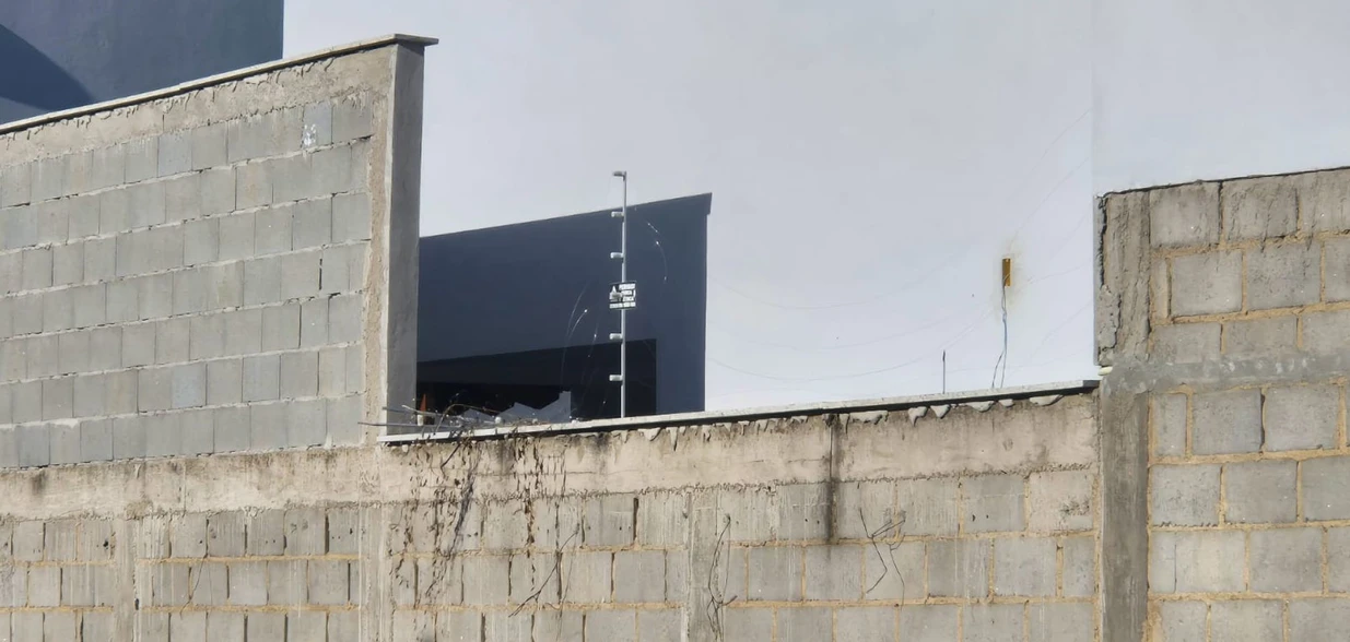 Criminosos invadiram o imóvel pela manhã, ameaçaram a vítima e fugiram levando diversos bens, incluindo um cofre. Duas armas que estavam guardadas também foram subtraídas