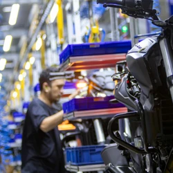 Em pouco mais de três anos de atuação, montadora indiana estruturou uma operação que investe em produção nacional e ampliação do portfólio de produtos