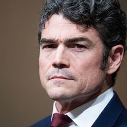 O diretor do Centro Nacional de Contraterrorismo dos EUA, Joe Kent, afirma que Trump "começou esta guerra devido à pressão de Israel e seu poderoso lobby americano".