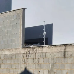 Criminosos invadiram o imóvel pela manhã, ameaçaram a vítima e fugiram levando diversos bens, incluindo um cofre. Duas armas que estavam guardadas também foram subtraídas