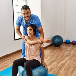 Fisioterapeuta ensina atividades para ajudar a alongar e proteger a saúde da coluna