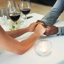 Experiência reúne solteiros para rodadas de conversa "às cegas" durante jantar nas montanhas e já conta com mais de 300 inscritos