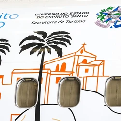 Boeing 737-800 recebeu pintura especial em homenagem ao Estado e passa a exibir ícones como o Convento da Penha e a Pedra Azul