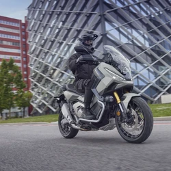 Modelo vai trazer novidades em tecnologia, ergonomia e transmissão, mantendo proposta versátil que mistura scooter e big trail; preço parte de R$ 93.500