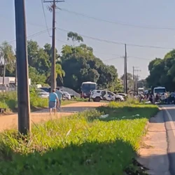 Manifestantes interditaram trechos da ES 010 e da ES 445 com pneus e galhos; apenas veículos de emergência têm passagem liberada