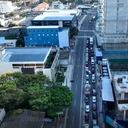 Motoristas desrespeitam sinalização na Rodovia do Sol e na Avenida Saturnino Rangel Mauro, acessam vias no sentido proibido e moradores relatam dúvidas sobre circulação e pontos de ônibus