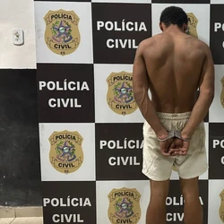 Vítima de 72 anos teve cartões furtados enquanto trabalhava; suspeito tentou fugir pulando uma janela, mas acabou encontrado