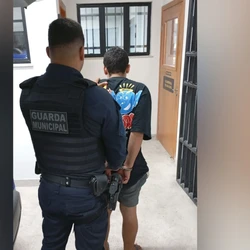 Suspeito chamou a atenção da Guarda Municipal ao não conseguir falar durante abordagem na Enseada do Suá; entorpecentes estavam escondidos na boca