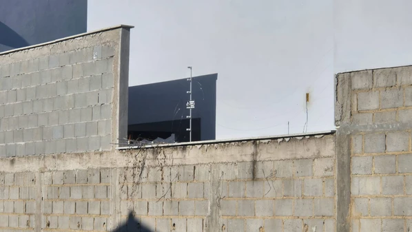 Criminosos invadiram o imóvel pela manhã, ameaçaram a vítima e fugiram levando diversos bens, incluindo um cofre. Duas armas que estavam guardadas também foram subtraídas