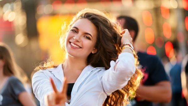 Maquiadora compartilha técnicas de preparação de pele e escolhas de produtos para uma make que resiste ao festival