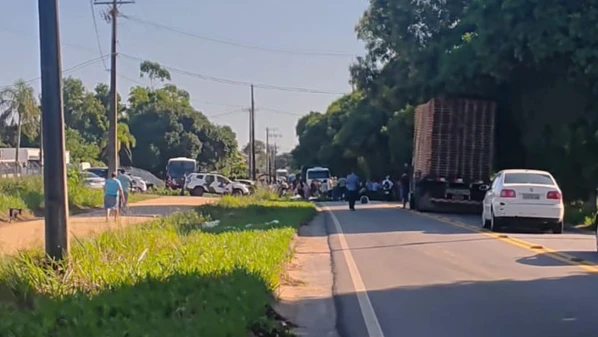 Manifestantes interditaram trechos da ES 010 e da ES 445 com pneus e galhos, permitindo apenas passagem de veículos de emergência; vias foram liberadas no início da tarde