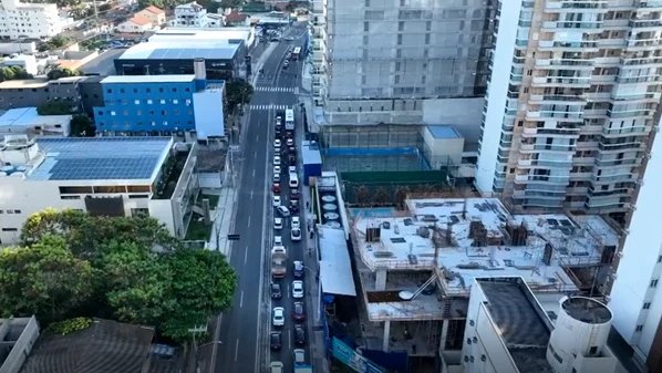 Motoristas desrespeitam sinalização na Rodovia do Sol e na Avenida Saturnino Rangel Mauro, acessam vias no sentido proibido e moradores relatam dúvidas sobre circulação e pontos de ônibus