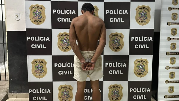 Vítima de 72 anos teve cartões furtados enquanto trabalhava; suspeito tentou fugir pulando uma janela, mas acabou encontrado