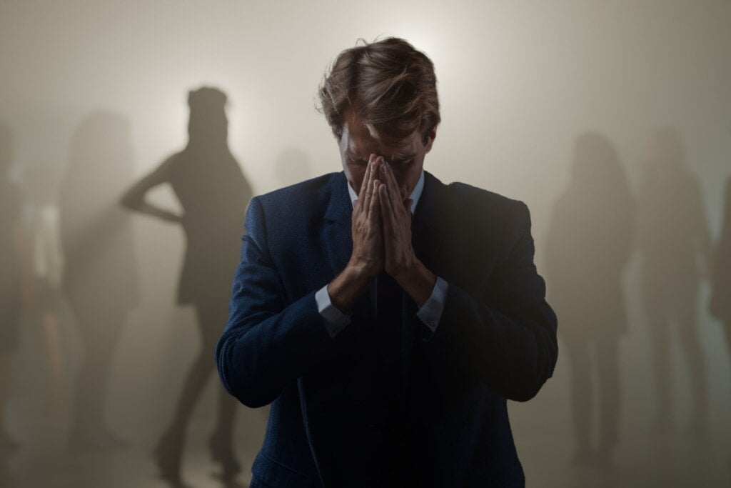 A busca por pertencimento pode transformar a sensação de rejeição em identificação com grupos que reforçam visões distorcidas sobre as mulheres (Imagem: Lia Koltyrina | Shutterstock)