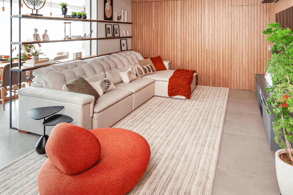 A combinação entre forma e cor traz conforto com personalidade (Projeto: Cristiane Schiavoni | Imagem: Carlos Piratininga)