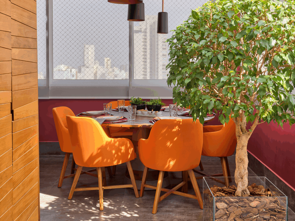 As cadeiras em laranja ganham protagonismo com a iluminação natural (Projeto: Cristiane Schiavoni | Imagem: Rafael Renzo)