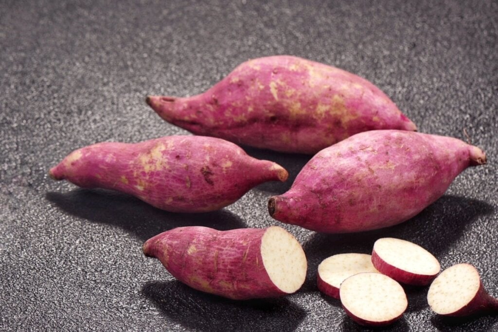 Com absorção lenta, a batata-doce contribui para níveis estáveis de energia e melhor desempenho diário (Imagem: Nunung Noor Aisyah | Shutterstock)