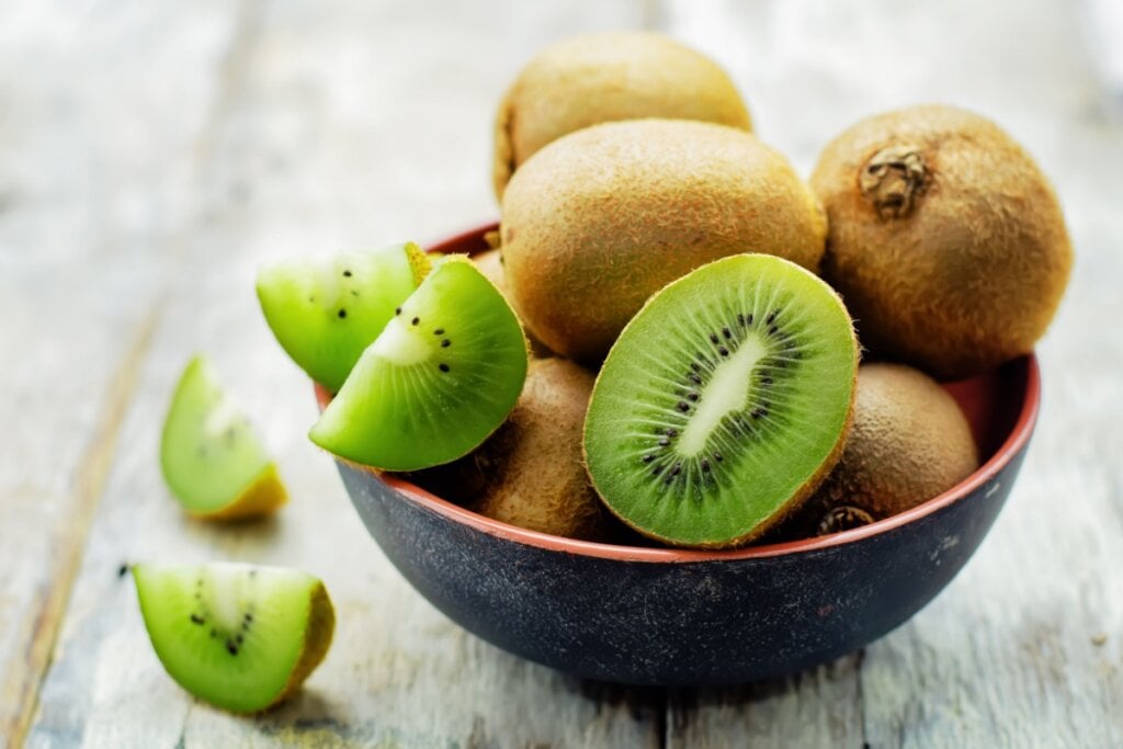 Com compostos antioxidantes, o kiwi contribui para o equilíbrio intestinal e para o fortalecimento da imunidade (Imagem: Nataliya Arzamasova | Shutterstock)