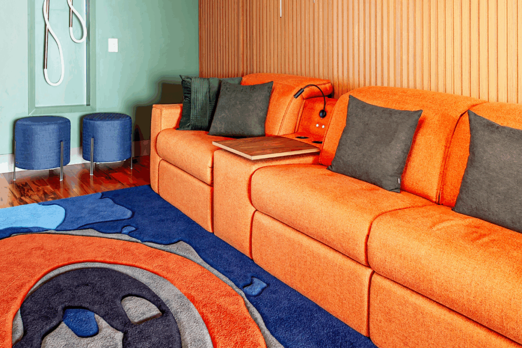 O laranja em destaque cria um ambiente mais envolvente e aconchegante (Projeto: Cristiane Schiavoni | Imagem: Carlos Piratininga)