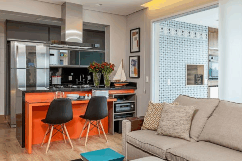 O uso do laranja reforça a proposta de um ambiente mais descontraído e funcional (Projeto: Cristiane Schiavoni | Imagem: Carlos Piratininga)