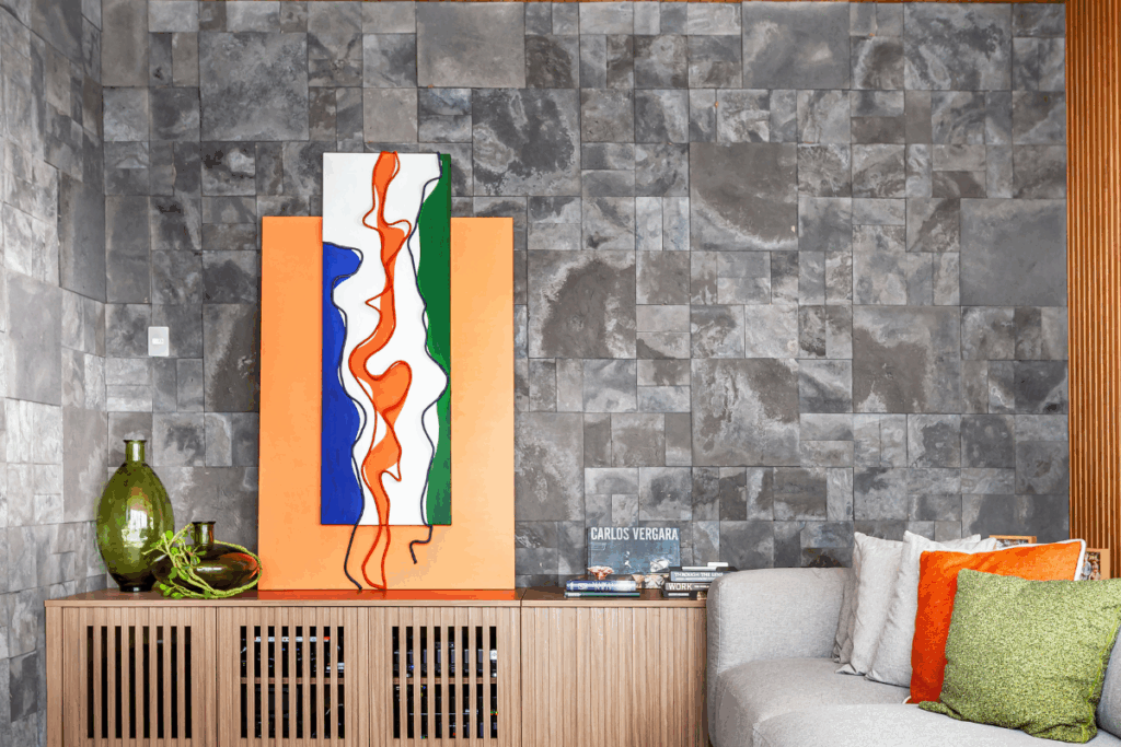 Obras com laranja criam pontos de interesse e conectam a decoração (Projeto: Cristiane Schiavoni | Imagem: Carlos Piratininga)