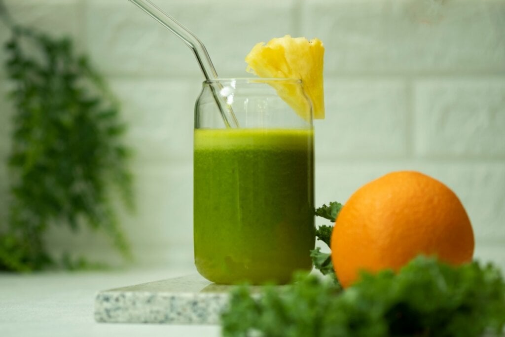 Suco verde com abacaxi, laranja e couve (Imagem: Harinnita Detta | Shutterstock)