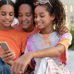 Estatuto que visa assegurar direitos da população com menos de 18 anos ganha versão com regras mais rigorosas para prevenção de crimes on-line