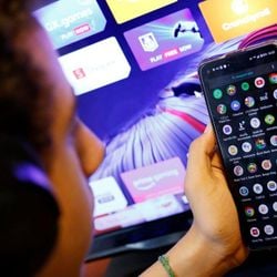 Presidente Lula assinou decreto nesta quarta para regulamentar as novas normas criadas para proteção de crianças e adolescentes nos meios digitais. Muitos pontos ainda precisarão de diretrizes para começar a valer.