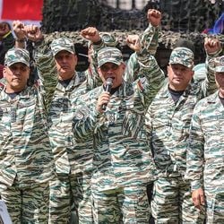 Como novo ministro da Defesa foi nomeado o general Gustavo González López.