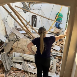 Detonação em Jaciguá lançou detritos sobre imóveis; DER-ES diz que uso de explosivos não era autorizado e que notificou empresa responsável pelas intervenções