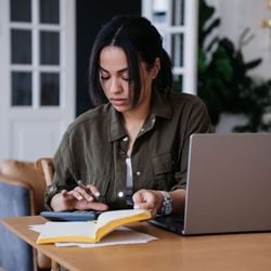 Especialista alerta que escolhas relacionadas ao dinheiro também impactam o crescimento profissional
