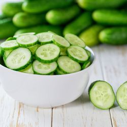 Composto principalmente por água, ele é conhecido por suas propriedades hidratantes e refrescantes