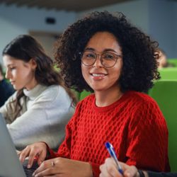 Com formação prática e menor duração, esse modelo de ensino amplia oportunidades e atende à demanda por profissionais qualificados