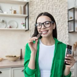 Escolher produtos com maior teor de cacau, menos açúcar e porções moderadas é uma maneira de manter o prazer, sem abrir mão do cuidado