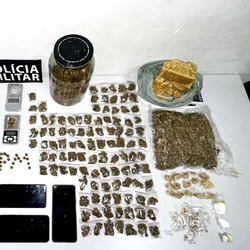 Ação ocorreu em Guriri, na terça-feira (17), e terminou com cinco presos, um adolescente apreendido e apreensão de armas e drogas