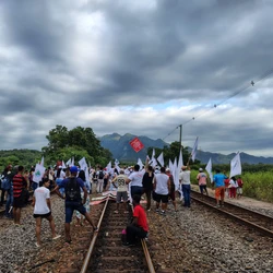 Ato cobra indenizações a atingidos pelo rompimento da barragem de Fundão, em Mariana (MG), em 2015; grupo também prevê marcha em Vitória