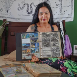 Conhecida como "China", a colecionadora apresenta o valioso acervo, que inclui edições como a da Copa do Mundo de 2002 e a do piloto Ayrton Senna, além de referências a famosos filmes