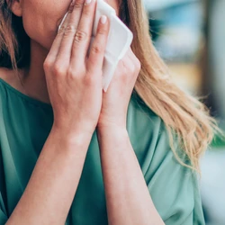 A transmissão ocorre de pessoa para pessoa por meio de gotículas e secreções eliminadas pela boca e nariz, principalmente através da tosse e espirro