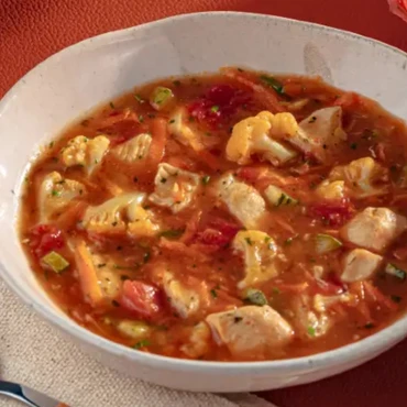 Imagem - Sopa low carb com peito de frango é receita leve para o dia a dia; confira