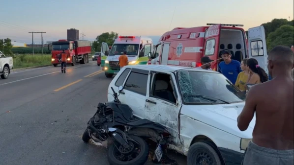 Vítimas foram arremessadas com o impacto; rodovia chegou a ser interditada no distrito de Bebedouro, sentido Sooretama
