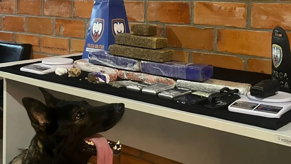 Ação da PM terminou com quatro suspeitos detidos; adolescente foi apreendido e grande quantidade de drogas e materiais do tráfico foi recolhida