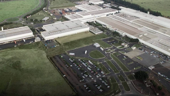 Acordo de cooperação prevê capacidade anual de 50 mil unidades e portfólio com modelos a combustão, híbridos e elétricos