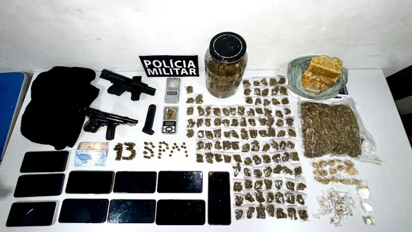 Ação ocorreu em Guriri, na terça-feira (17), e terminou com cinco presos, um adolescente apreendido e apreensão de armas e drogas
