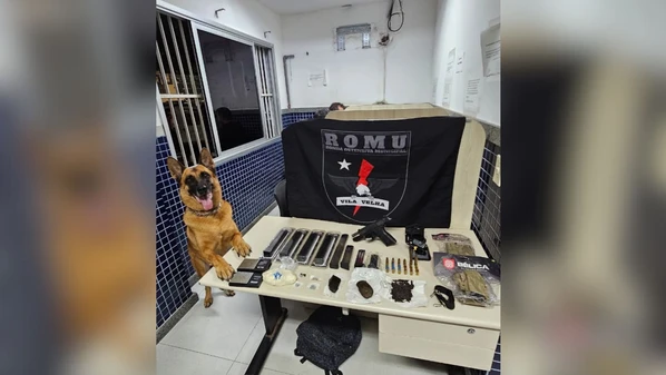 Suspeito, que não teve a identidade revelada, tentou fugir pulando por telhados, mas, ao ser alcançado, confessou que os materiais ilícitos pertenciam a ele