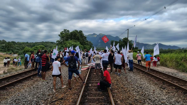 Ato na manhã desta quarta-feira (18) cobrou indenizações a atingidos pelo rompimento da barragem de Fundão, em Mariana (MG), em 2015; grupo também prevê marcha em Vitória