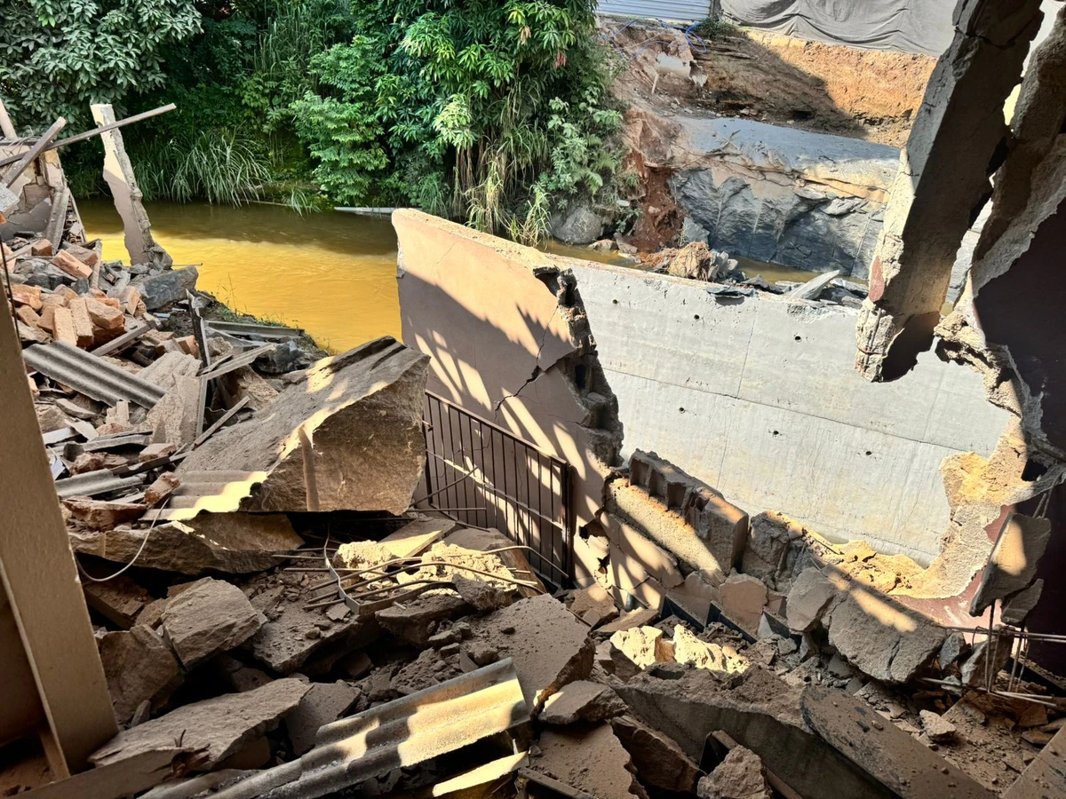 Detonação causa danos em casas em Jaciguá, Vargem Alta por Gustavo Ribeiro 